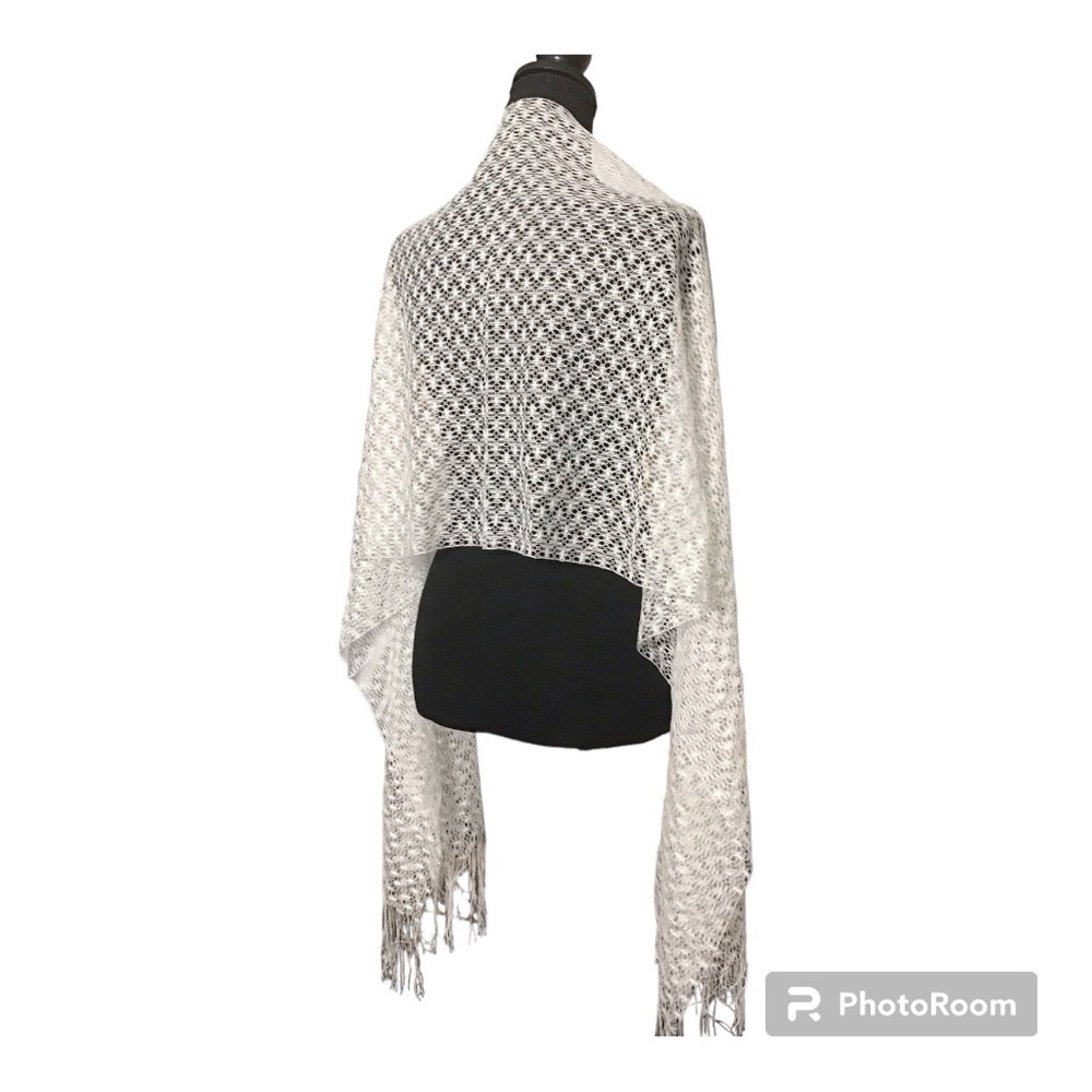 Women’s white fashion shawl NWT - Picture 5 of 6
